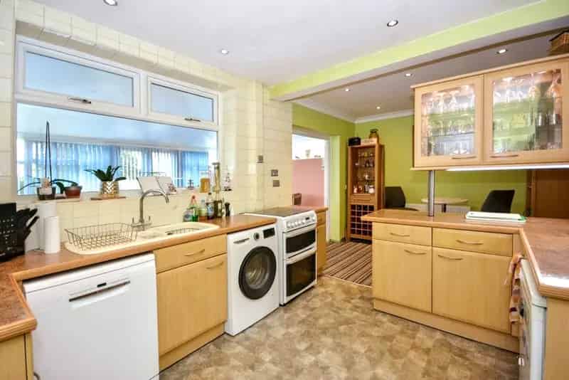 3 Bed Semi Detached House With Conservatory and Large Garden