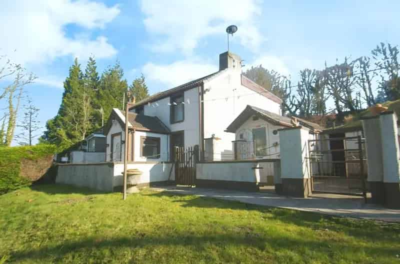 3 Bedroom End Terrace House with 1 Acre of Land and Annex