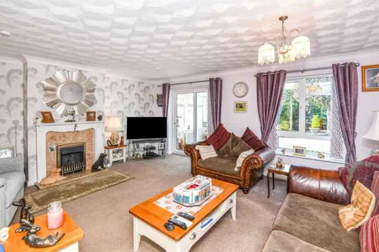 23 Double Bedroom Link Detached Bungalow with Garage and Log Cabin