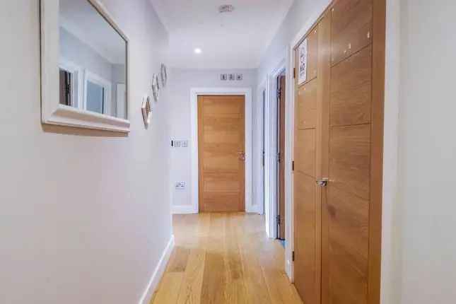 Flat to rent in High Street, Brentford TW8