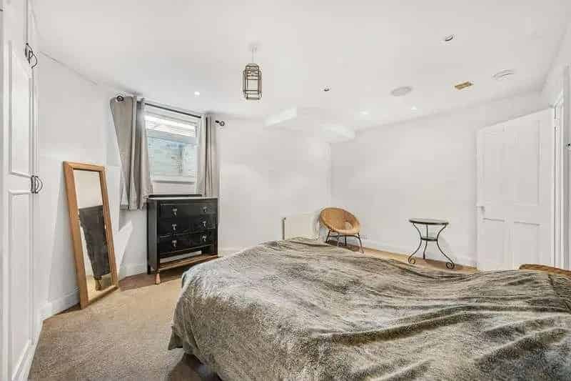 4 Bed Flat for Sale in Stroud Green - Large Garden and Period Charm