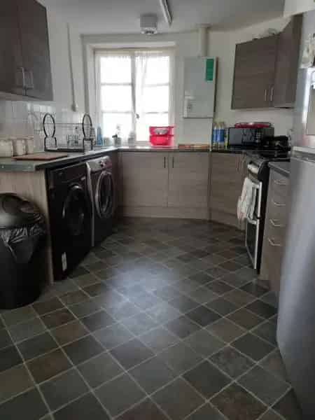 2 Bed Flat Near Shops and Beaches