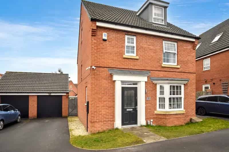 Four Bedroom Detached House WF2 - Family Home with En-Suites and Off-Road Parking