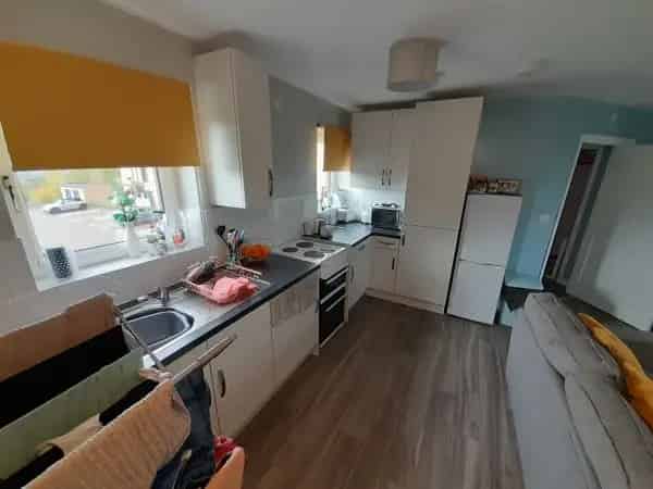 2 Bed 1st Floor Flat with Balcony and 2 Store Rooms