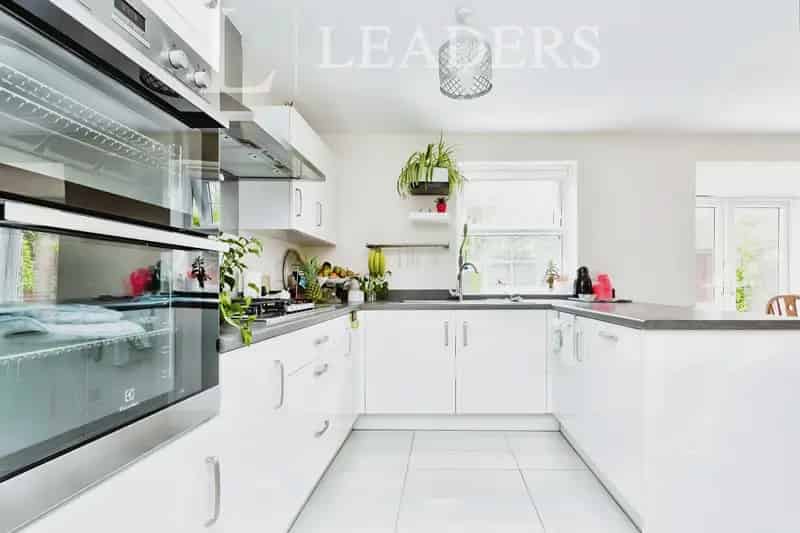5 Bedroom Detached House Near Local Schools and Amenities
