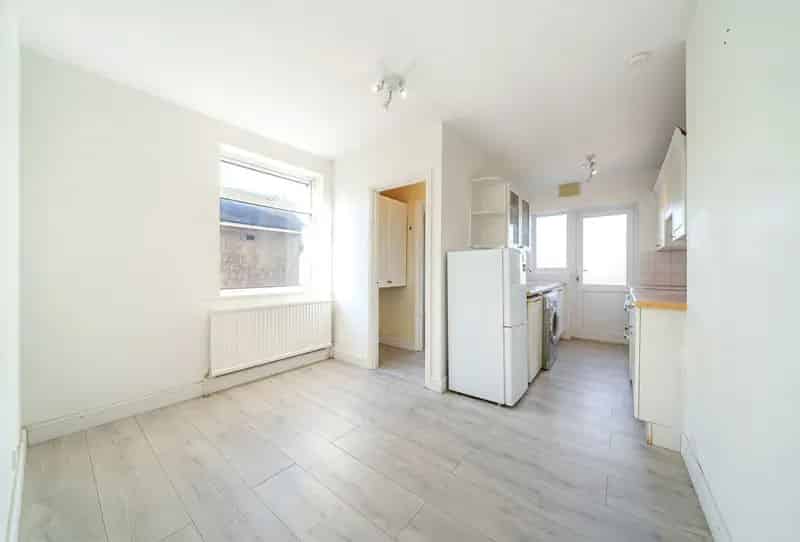 3 Bedroom Maisonette For Sale