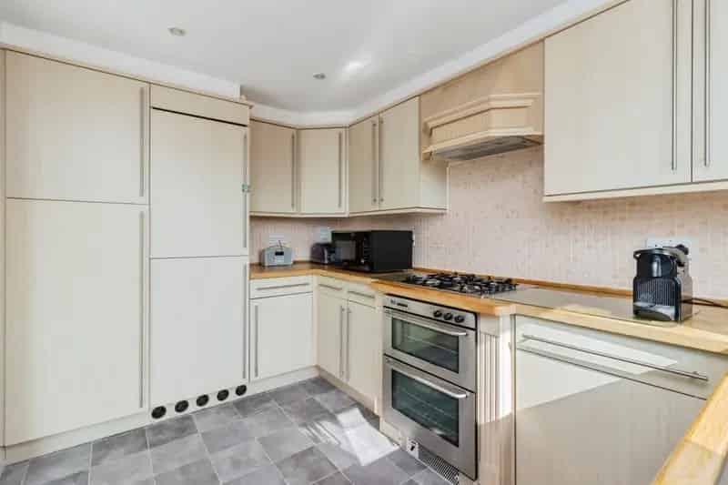 3 Bedroom Apartment Mariners Court Sea Views Lift Parking