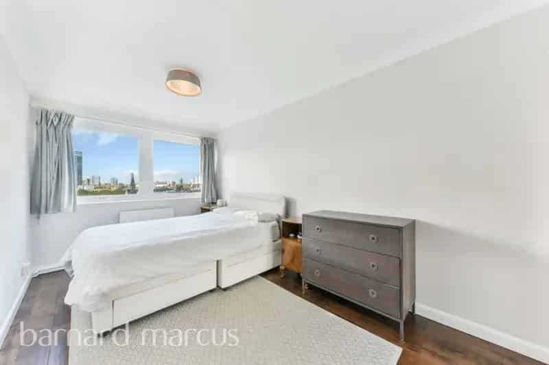Spacious 2-Bed Apartment in Park South with Stunning Views and Amenities