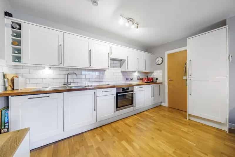 Two Double Bedroom Split Level Apartment Near Transport Links