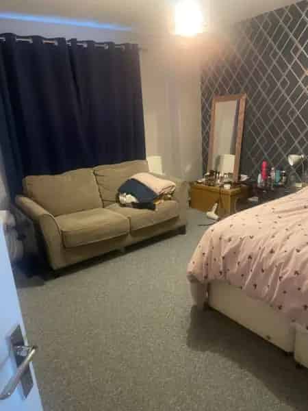 2-Bed House Near College Schools Shops Parking Balcony
