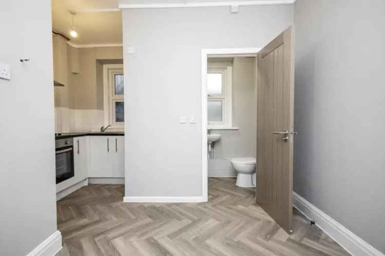 Studio Flat Town Centre Modern Compact Single Occupancy