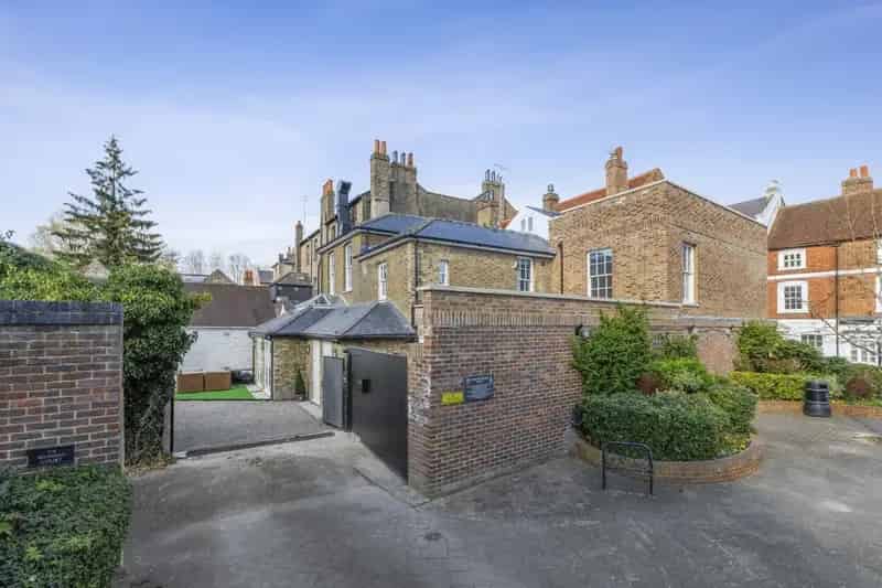 4 Bedroom Duplex Apartment for Rent in Eton