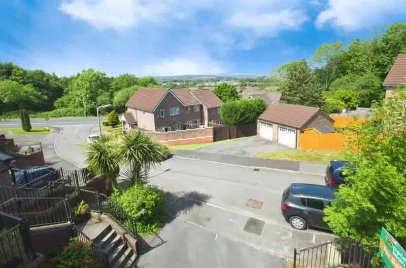 3 Bedroom Semi Detached House Brackla Bridgend