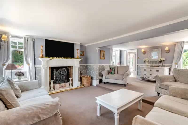 Grade II Listed 5 Bedroom Detached House with Annex and Gardens