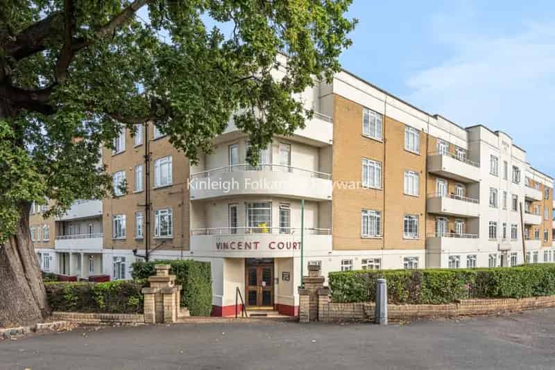 Ground Floor Double Studio Flat with Separate Kitchen