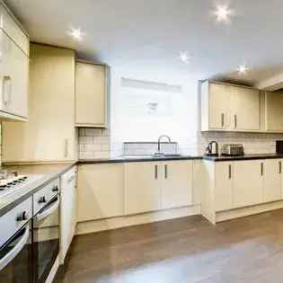 8 Bedroom Flat Near Kingswood Park Manchester