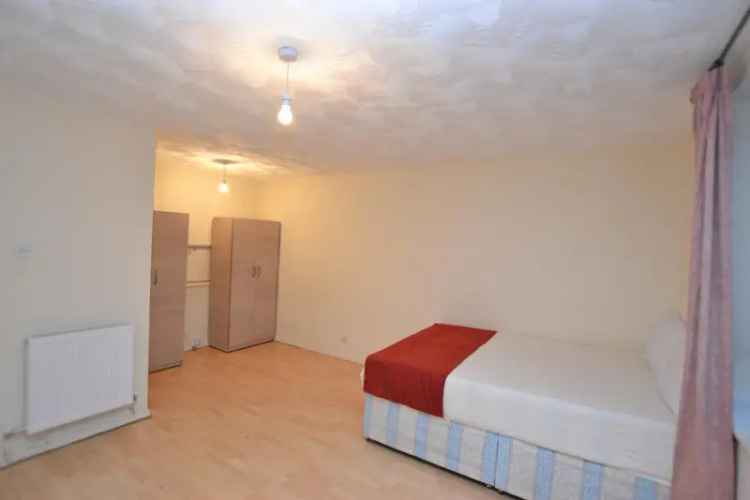 4 Bedroom Maisonette Poplar Newly Refurbished Garden Parking