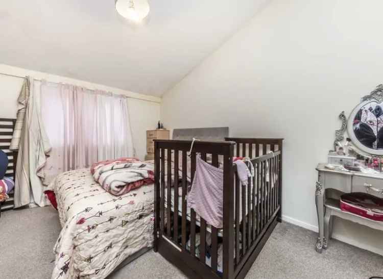 Flat For Sale in Southend-on-Sea, England