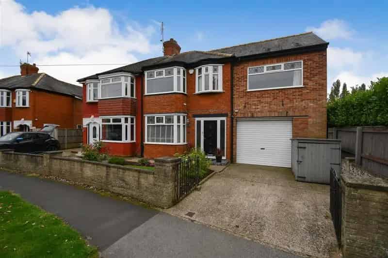 4 Bedroom Semi-Detached House for Sale in Hull