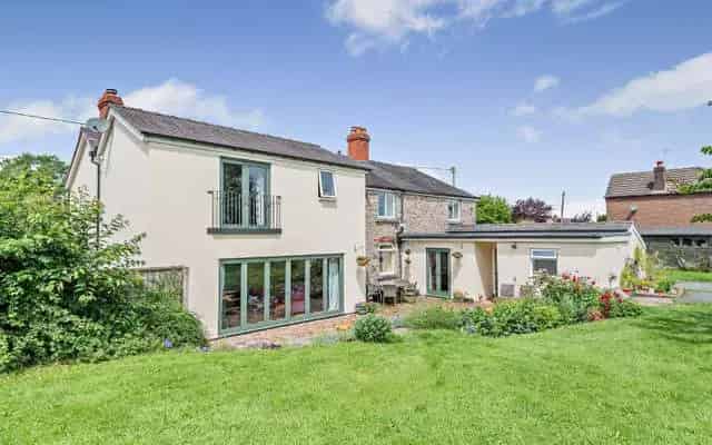 Wddyn House: Charming Stone House with Barn and Extensive Gardens