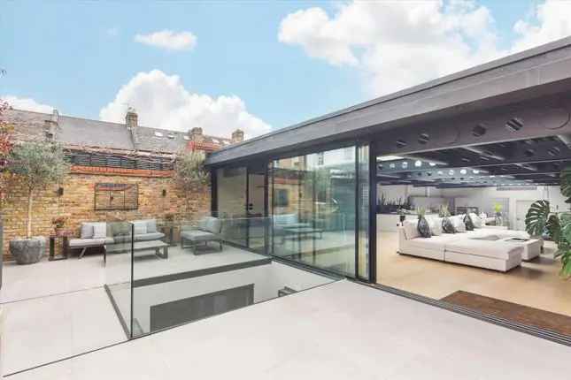 Semi-detached House for Sale in London SW6