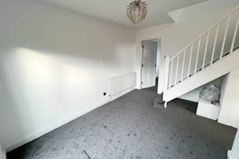 Three Bedroom House with Garden Driveway and Zero Deposit Guarantee