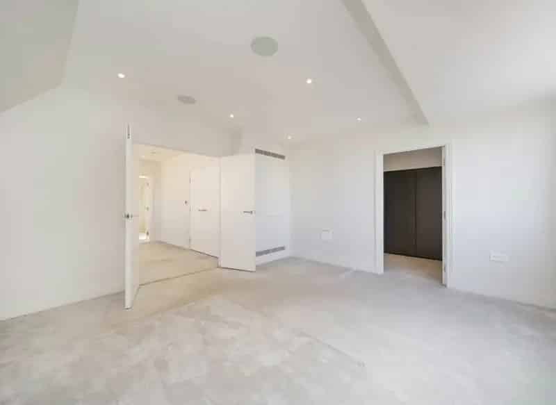 Grand Four Bedroom Split Level Apartment