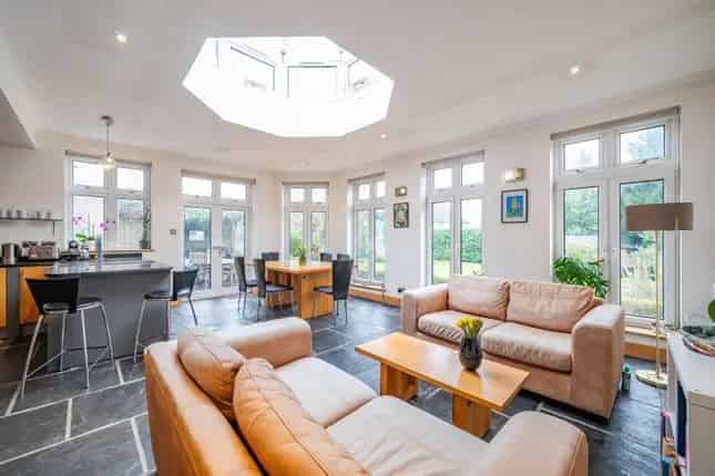 5 Bedroom Detached House for Sale in Cheam