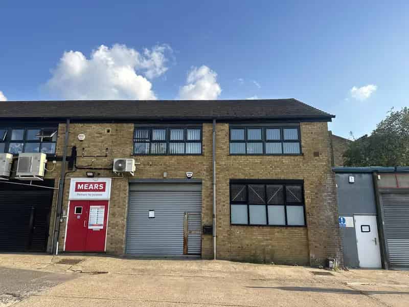 Ground Floor Warehouse with WC and Roller Shutter