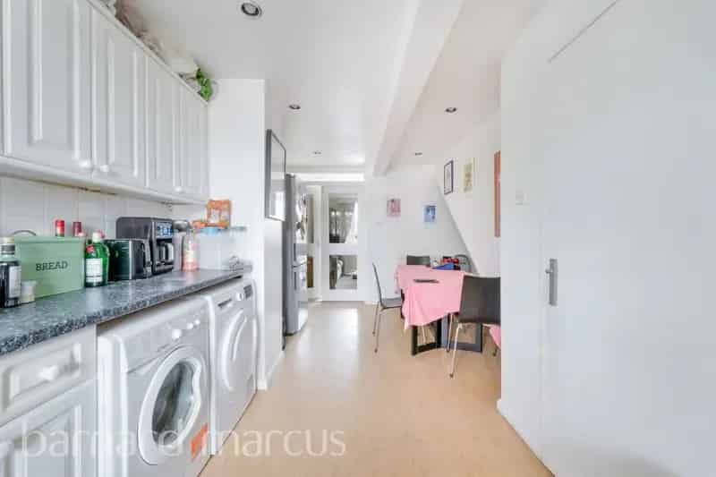 Spacious 3-Bed Split Level Flat Battersea Near Park Transport