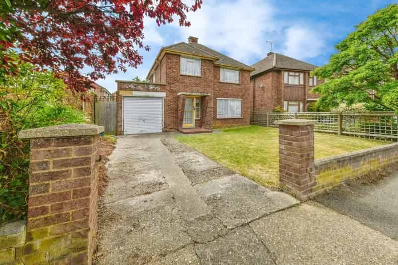 Three Bedroom Detached House For Modernisation Chain Free