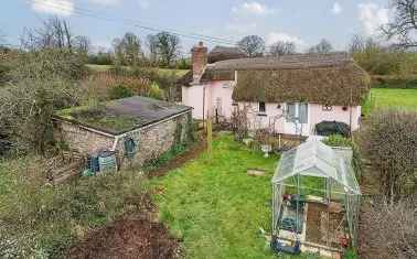 Grade II Listed Cottage with Modern Amenities Near Exeter