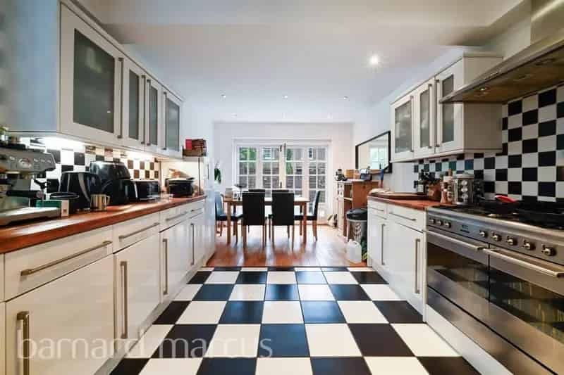 Charming Period Home in Bedford Park Four Double Bedrooms