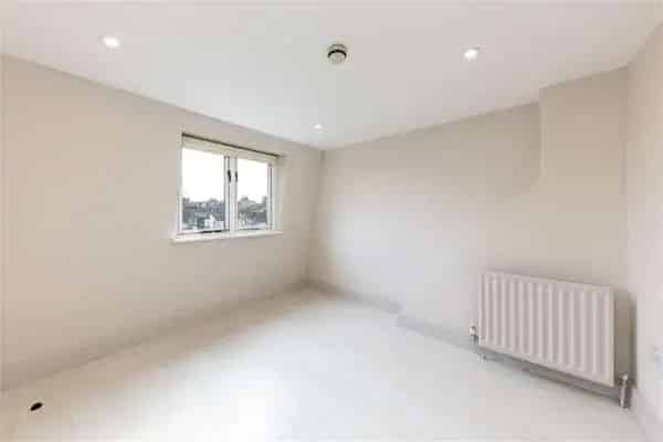 2-Bed 2-Bath Top Floor Conversion Flat Clapham Old Town