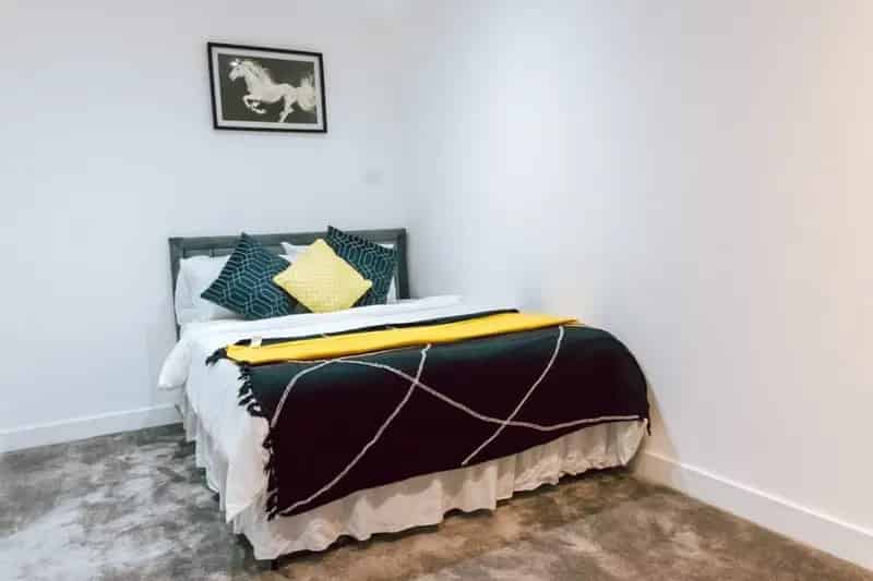 Modern Two Double Bedroom Apartment with Parking