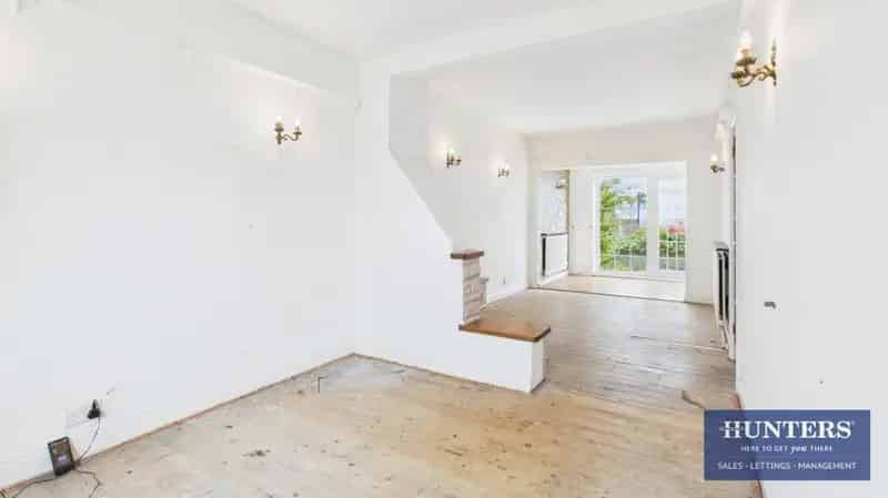 2 bedroom House
 For Sale 
Total Size: 883 SQ FT