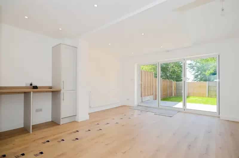 3 Bed House Caddington Extended Refurbished Family Home Driveway Parking South Facing Garden