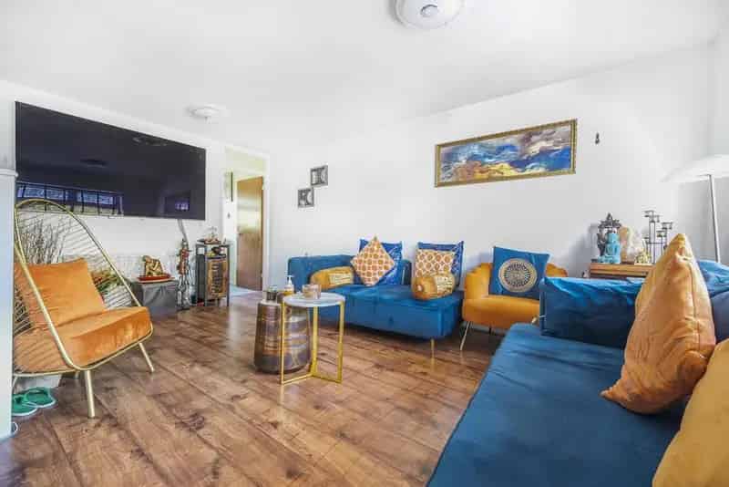 Two Bedroom Semi Detached House Near Forest Hill Station