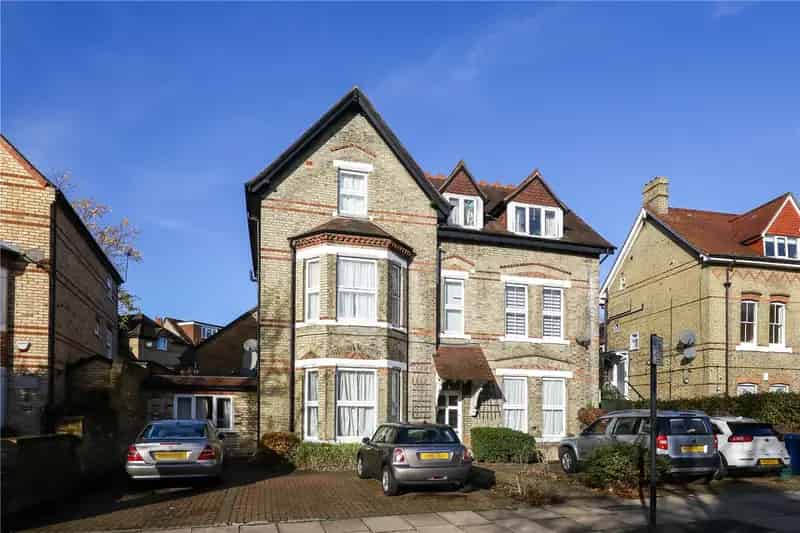 3 Bedroom Flat Ealing Spacious Apartment Off Street Parking Near Walpole Park