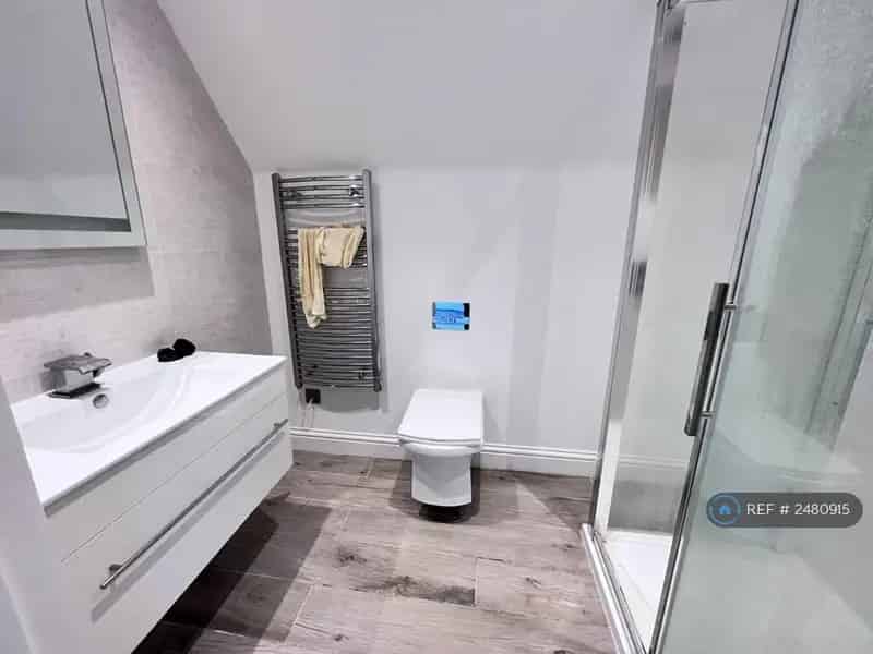 2 Bedroom Duplex Apartment Brentwood