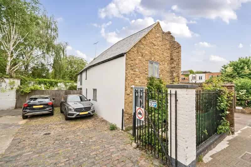 Detached House near Battersea Square and Park