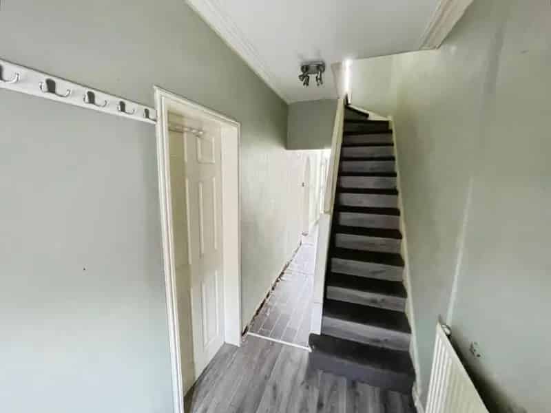 3 Bed Mid-Terraced House For Sale - No Chain