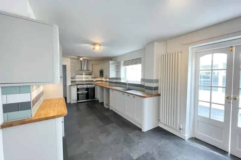 4 Bed House with Conservatory and Parking