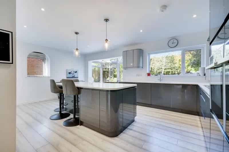 6 Bedroom Detached House For Sale Near Schools and Station