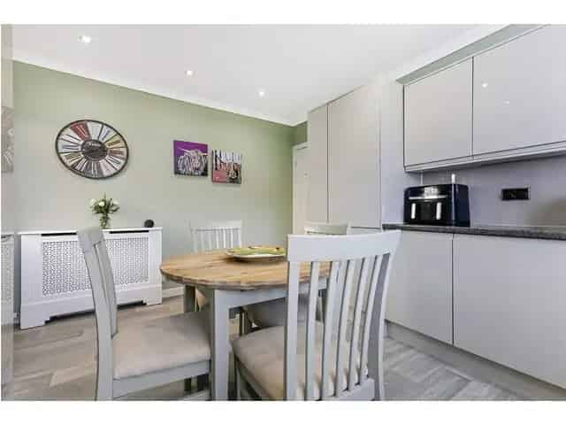 5 Bedroom Bungalow For Sale Near Rail and Motorway Links