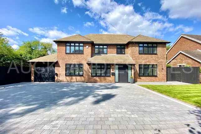 4 Bedroom Detached House for Sale in Little Heath Potters Bar