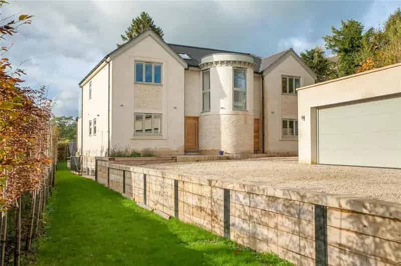 6 Bedroom Detached House For Sale