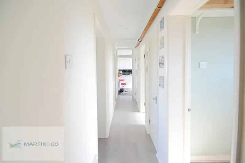 2 Bedroom Flat for Sale in Walton-on-Thames