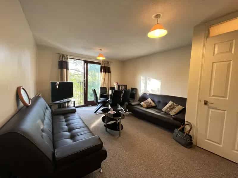 Three Bedroom Maisonette First Floor Neutral Interiors Loft Storage