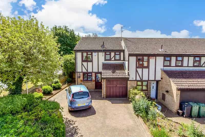 3 Bedroom End Terrace House for Sale in Grove Green